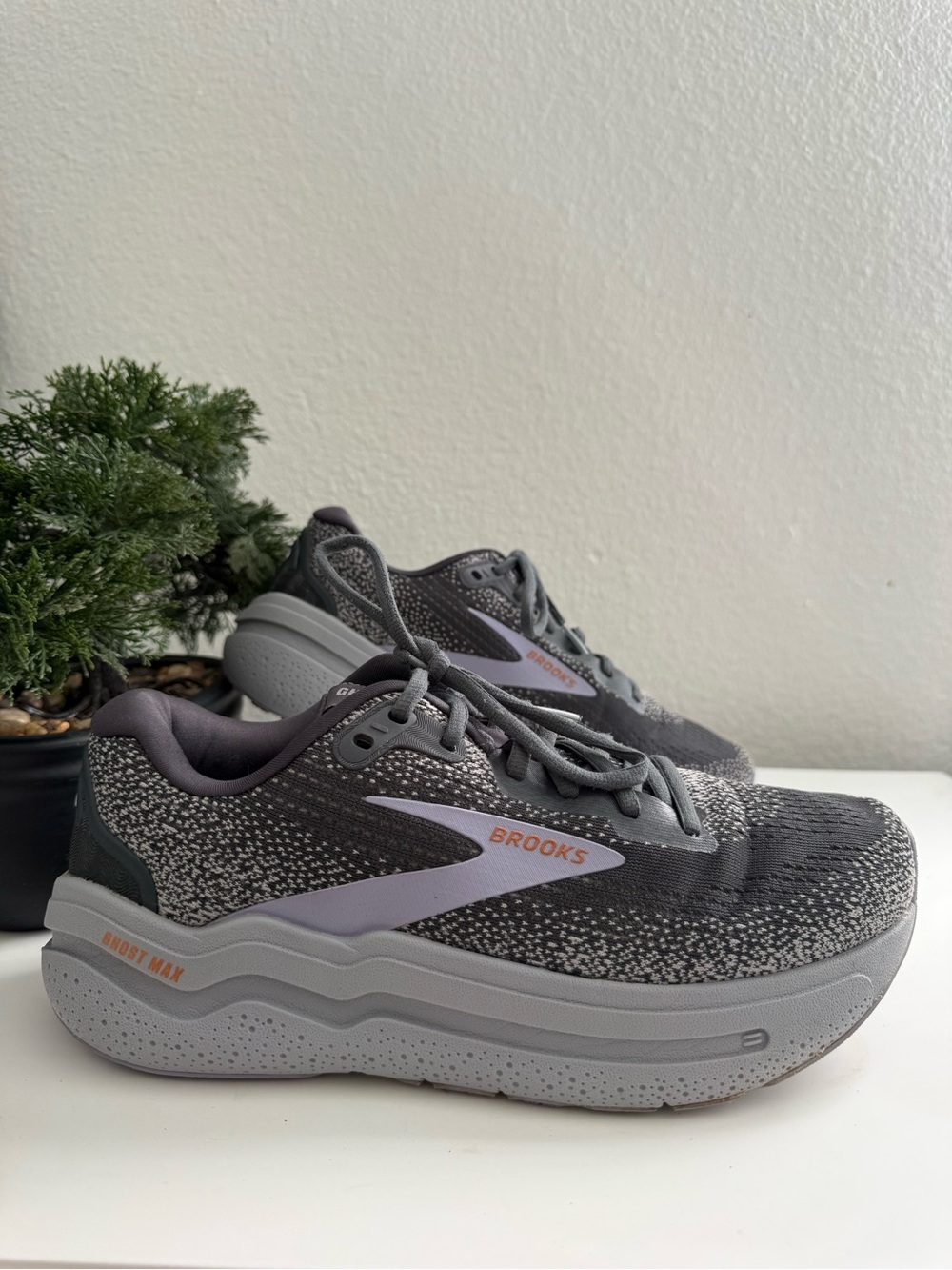 Brooks Ghost max Women size 9 Gray and Light Lavender Ghost Max Running Shoes